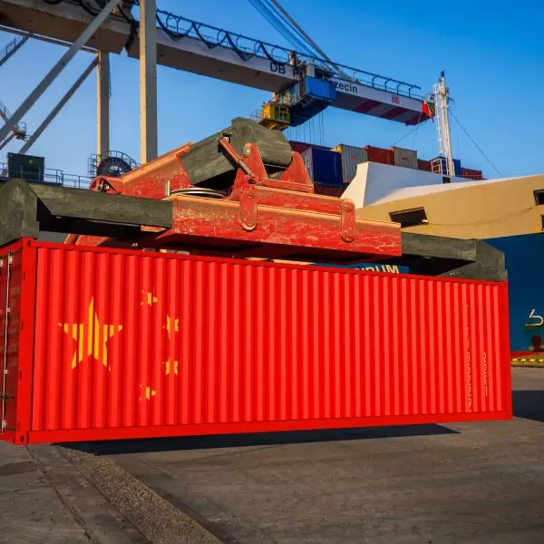 Unloading containers with the Chinese flag at the port quay